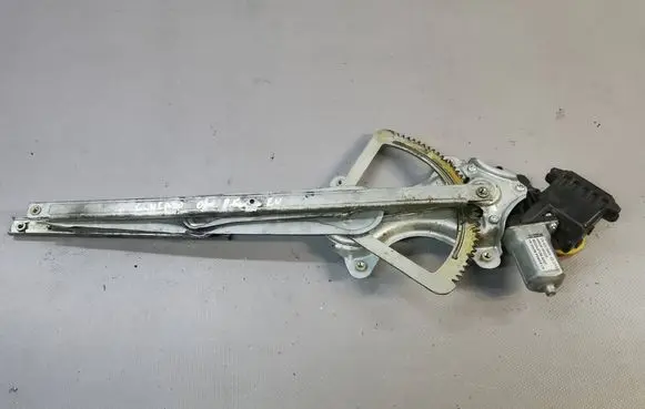 Toyota Corolla Verso E121 Front door window regulator with motor 698200F010 19032005