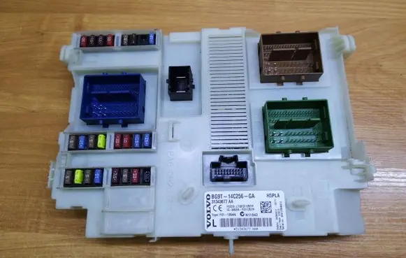 Volvo S60 Fuse module 31343677AA