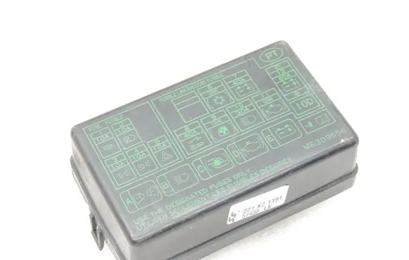 Mitsubishi L200 Fuse box cover MR309656