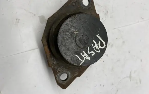 Volkswagen PASSAT B7 USA Engine mount bracket 867199383A