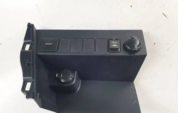 Toyota RAV 4 (XA40) USB socket connector 