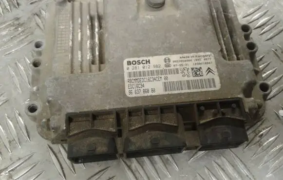 Peugeot 308 Engine control unit/module 0281012982