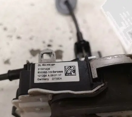 Volvo V40 Front door lock 31301426 933380102