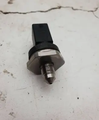 Volkswagen Polo V 6R Fuel pressure sensor 06J906051F 0261545079