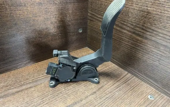 Accelerator throttle pedal