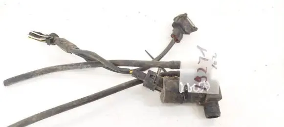 Ford Mondeo Mk III Windscreen/windshield washer pump 1S7117K624FC