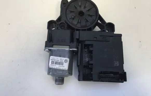 Volkswagen PASSAT B7 Front door window regulator motor 3C0959793C