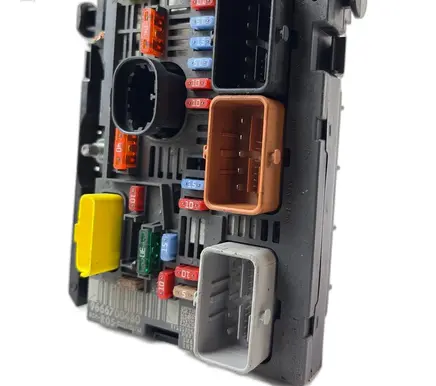 Peugeot 308 Fuse box set 9666700480 R05