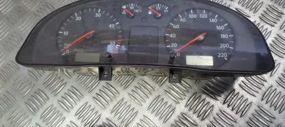 Volkswagen PASSAT B5 Speedometer (instrument cluster) 3b1919860c 110008919