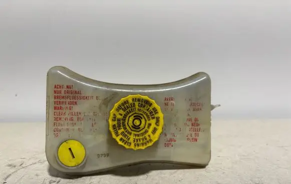 Audi A4 S4 B7 8E 8H Brake fluid reservoir