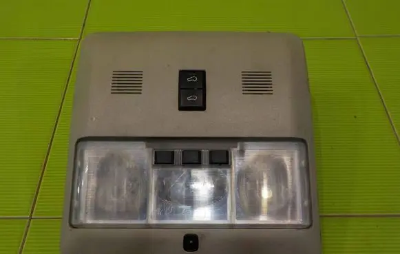 Land Rover Discovery 3 - LR3 Headlining lighting console trim XDE500102LUM 12AB41