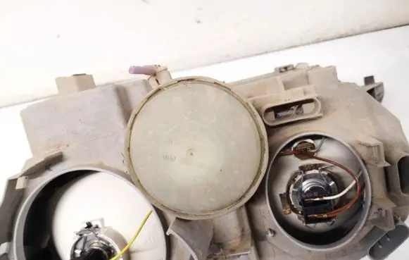 Mercedes-Benz C W203 Headlight level adjustment motor 0307650006 0008009775