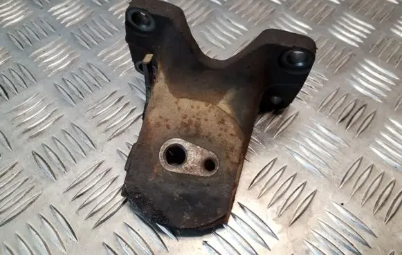 Toyota Land Cruiser (J120) Engine mounting bracket