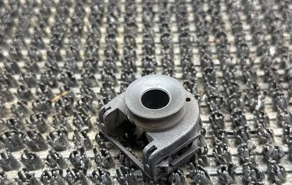 Citroen C3 Radiator mount bracket 9639048580