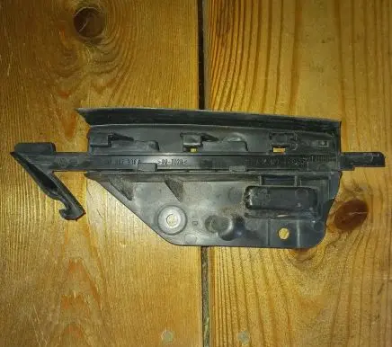 Volkswagen Eos Fender mounting bracket 1Q0807050A