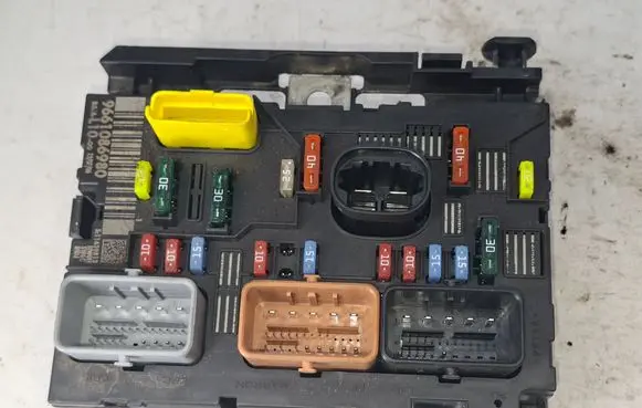 Citroen C4 I Picasso Fuse module 9661086980