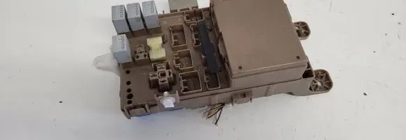 Toyota Corolla E120 E130 Fuse module 8264102040 MB2323008521