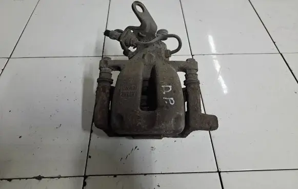 Volkswagen Jetta V Rear brake caliper