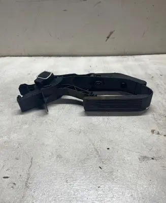 Mercedes-Benz E W211 Accelerator throttle pedal A2113010001