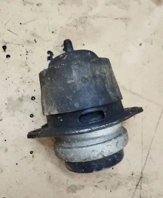 Audi Q7 4L Engine mount bracket 7L8199131A