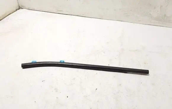 Chevrolet Silverado Rear door trim (molding) 84842456
