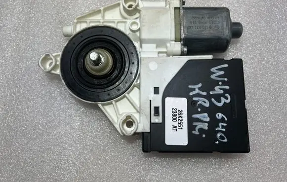 Volkswagen Tiguan Front door window regulator motor