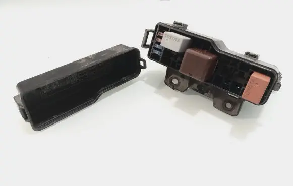 Toyota Avensis T250 Fuse module 9008087012 9008087019