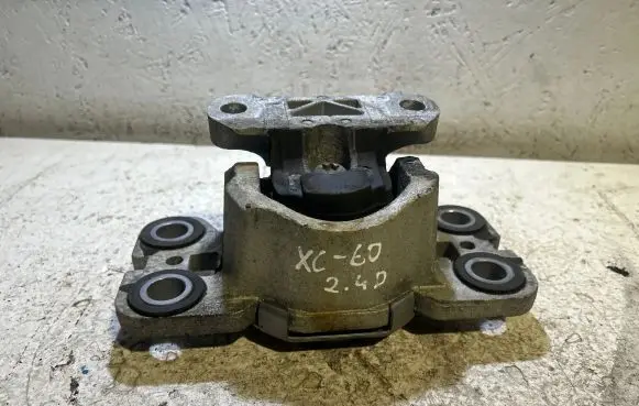 Volvo XC60 Engine mount bracket
