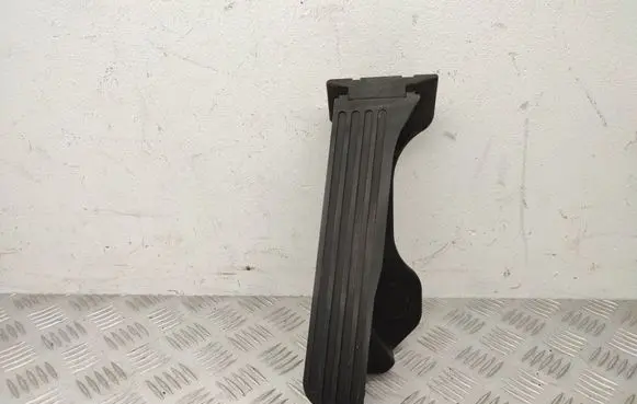 Accelerator throttle pedal