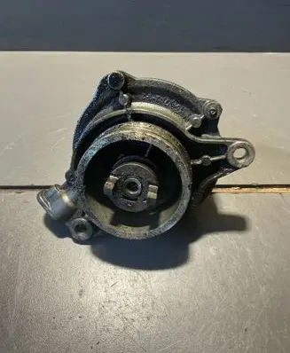 BMW 5 E60 E61 Vacuum pump 