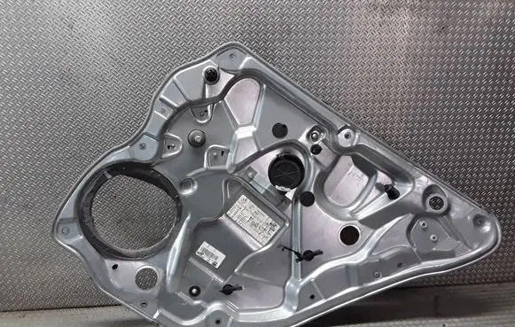 Rear door manual window regulator