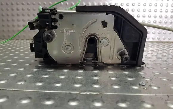 BMW 1 E81 E87 Front door lock S26371036 7167067