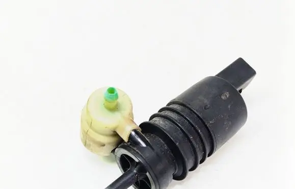 Volkswagen Golf IV Windscreen/windshield washer pump