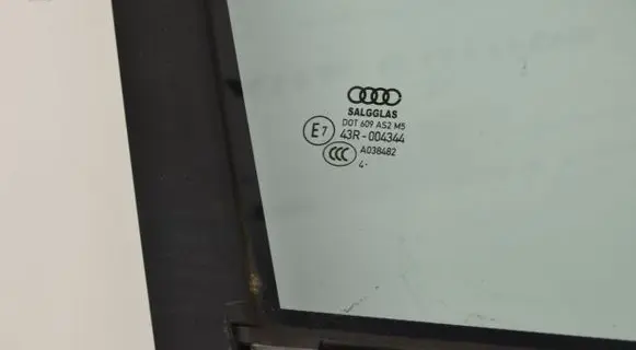 Audi Q7 4M Front door vent window glass four-door 4M0845114