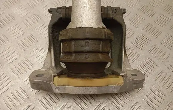Engine mount bracket