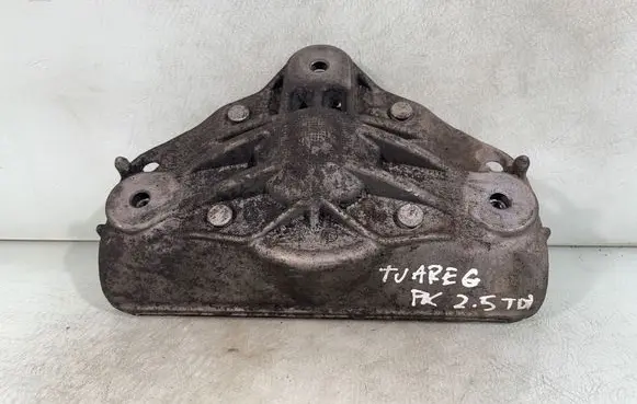 Volkswagen Touareg I Coil spring mount 