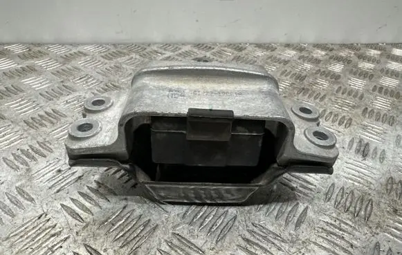 Volkswagen Tiguan Engine mount bracket 3C0199555