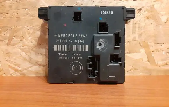 Mercedes-Benz E W211 Door control unit/module 1358 2118201526