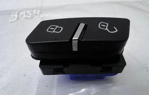 Volkswagen Touareg II Central locking switch button 7P6962126A 064005S
