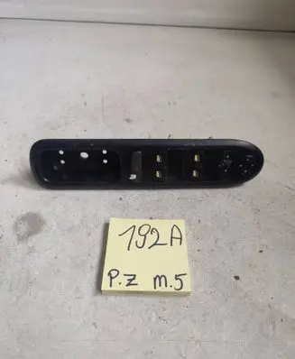 Peugeot 407 Central console control unit 8324728