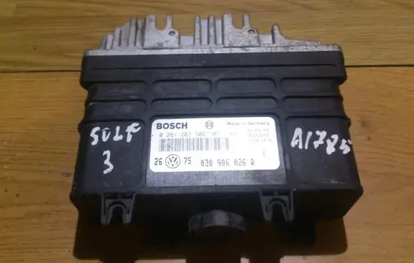 Volkswagen Golf III Engine control unit/module 0261203302 0261203303
