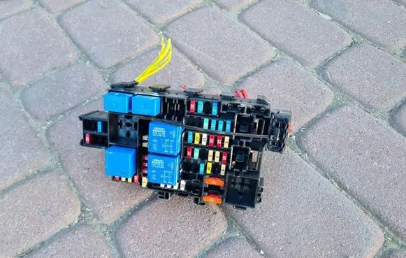 Renault Captur II Fuse module 243805499R