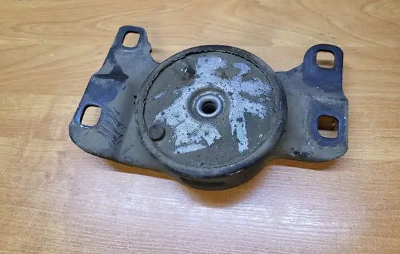 Volvo S40 Engine mount bracket