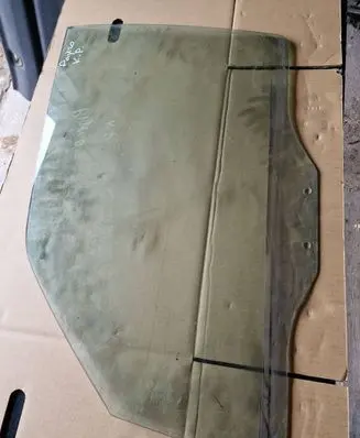 Mitsubishi Pajero Front door window glass four-door 43R00033
