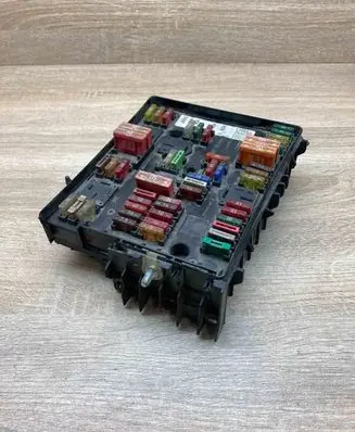 Volkswagen Golf V Fuse module 1K0937124H
