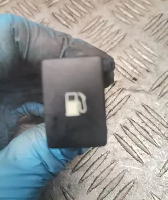Toyota Avensis T270 Fuel tank opening switch 