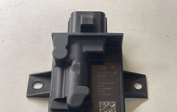 Jaguar XE Fuel injection pump control unit/module FK729D370AF 74625054 A2C87244403