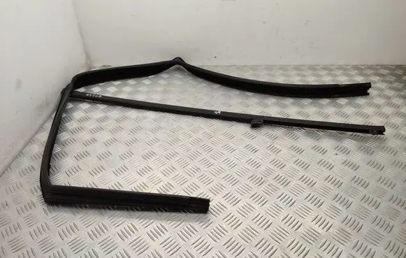 Volkswagen Crafter Front door glass trim molding 7C0837431A