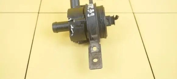 Mercedes-Benz A W176 Water pump A2465040140 651930