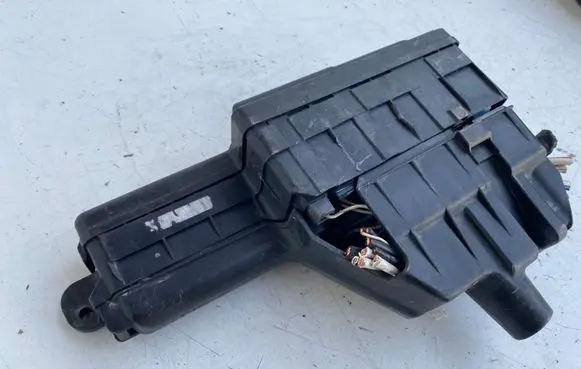 Toyota Avensis T220 Fuse module 8272005010